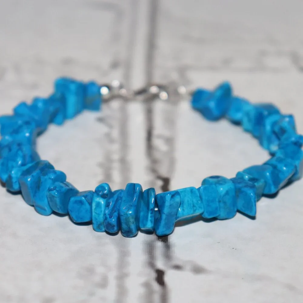 NWOT Turquoise Blue Howlite beaded natural stone bracelet 7.5